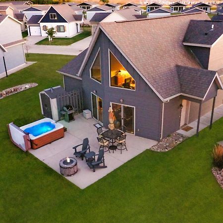 Boho Bungalow On The Pond W/ Hot Tub Arnolds Park 外观 照片