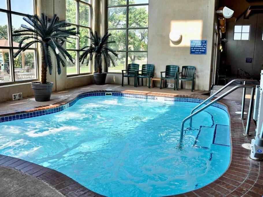 Boho Bungalow On The Pond W/ Hot Tub Arnolds Park 外观 照片