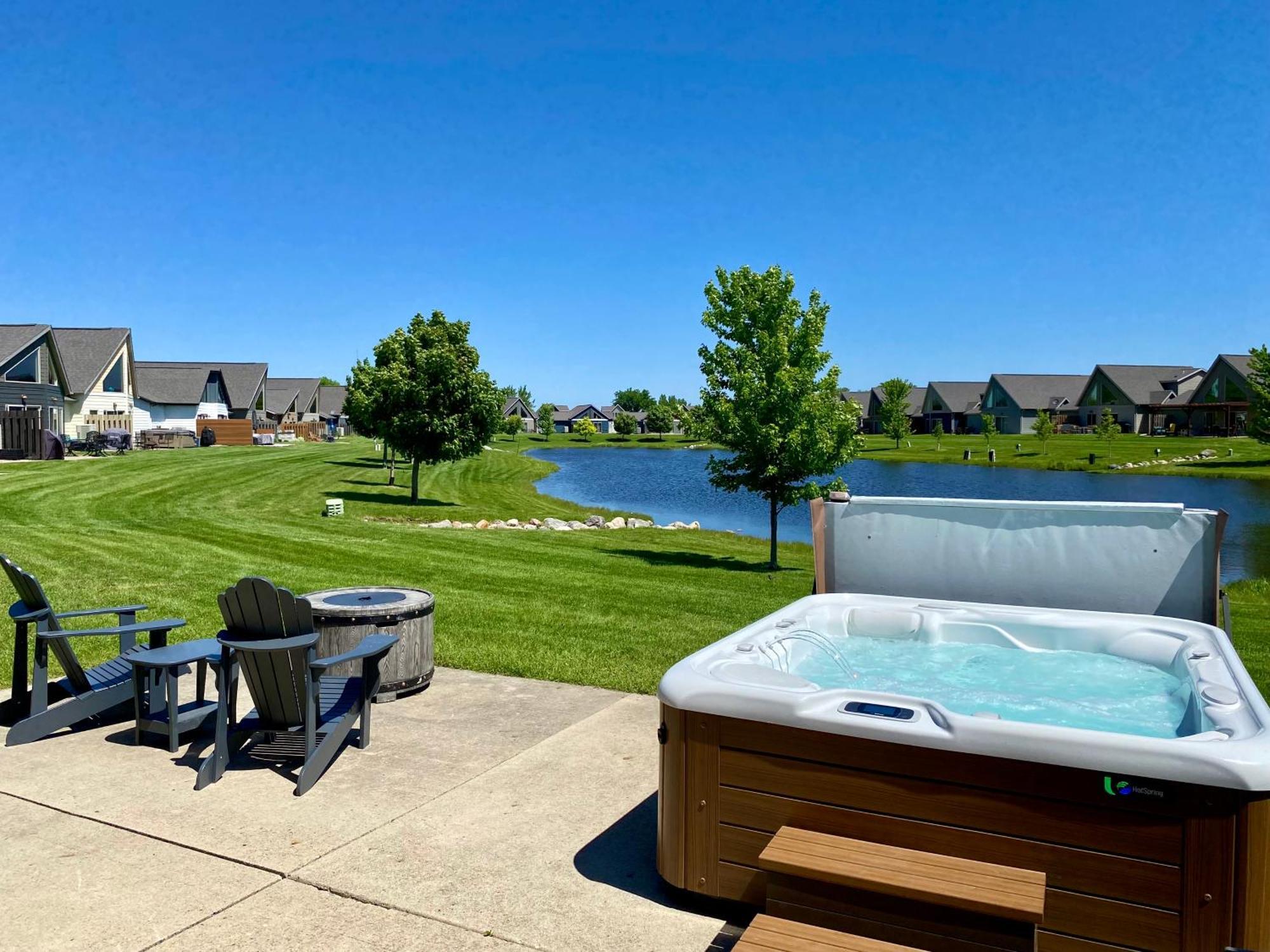 Boho Bungalow On The Pond W/ Hot Tub Arnolds Park 外观 照片