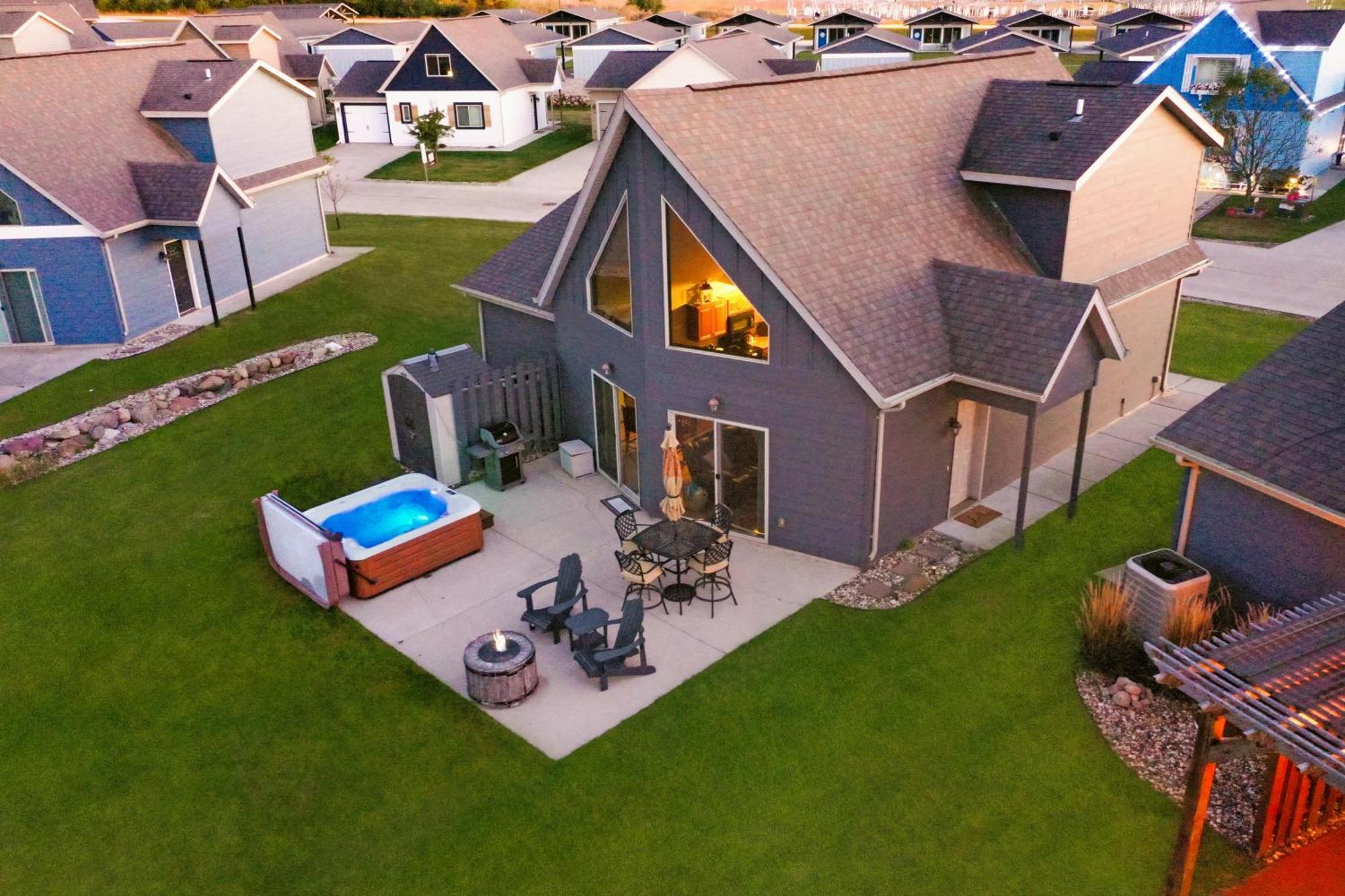 Boho Bungalow On The Pond W/ Hot Tub Arnolds Park 外观 照片
