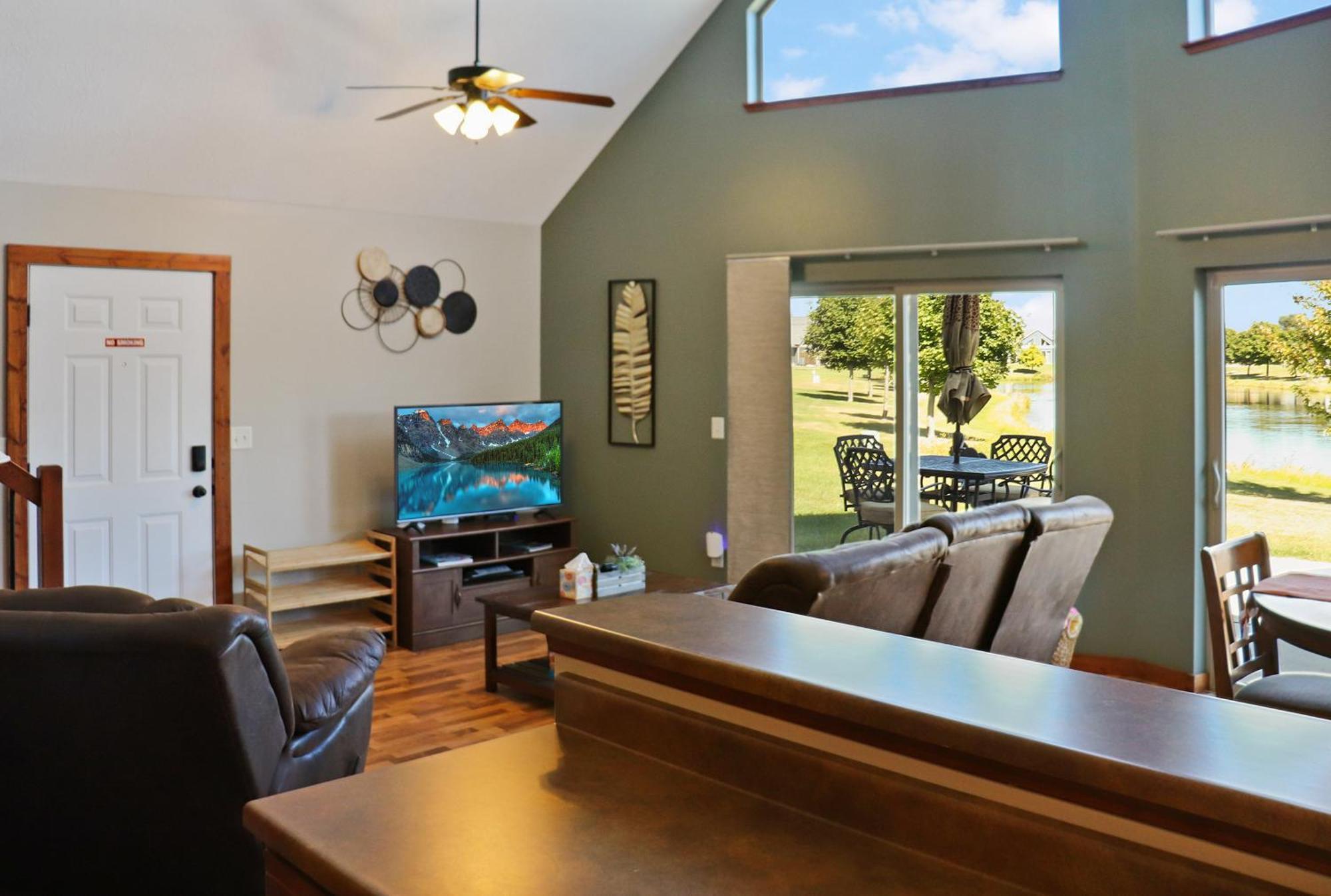 Boho Bungalow On The Pond W/ Hot Tub Arnolds Park 外观 照片