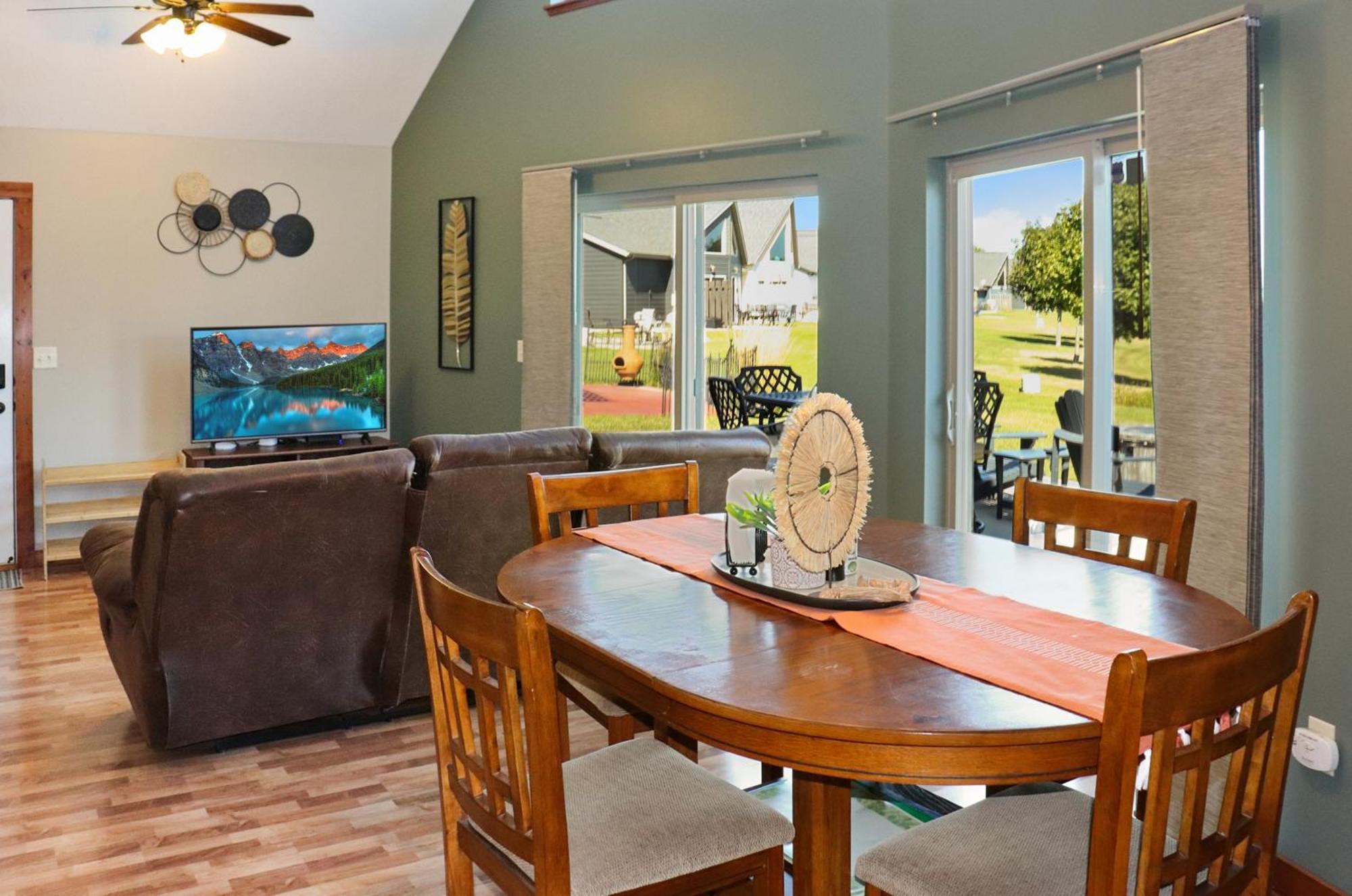 Boho Bungalow On The Pond W/ Hot Tub Arnolds Park 外观 照片